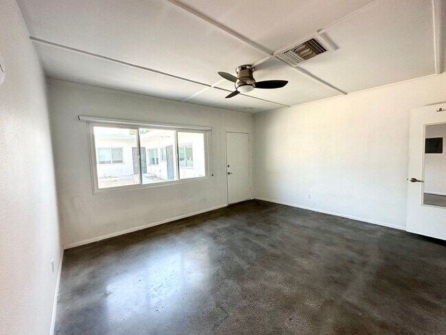 Building Photo - 700 N Riverside Dr