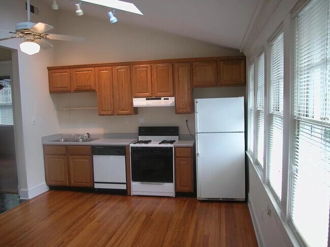 Building Photo - 867 Rosedale Rd NE