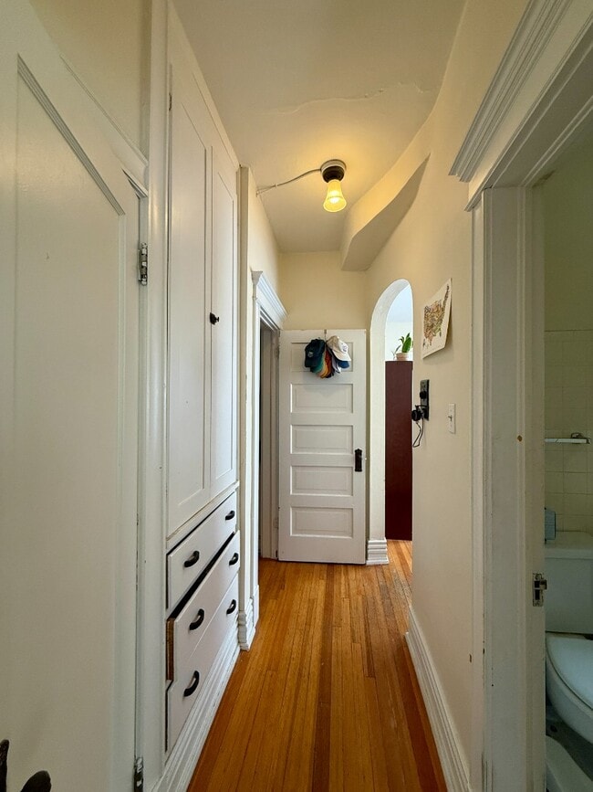 Building Photo - 1 bedroom apartment with private balcony!