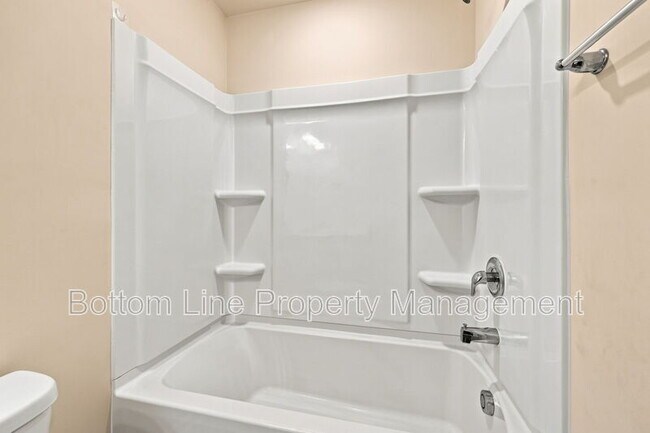 Building Photo - 460 Glen Clova Dr