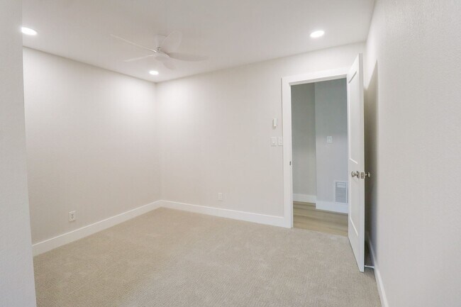 Building Photo - 4 Bed | 3 Bath on Keystone Lake!