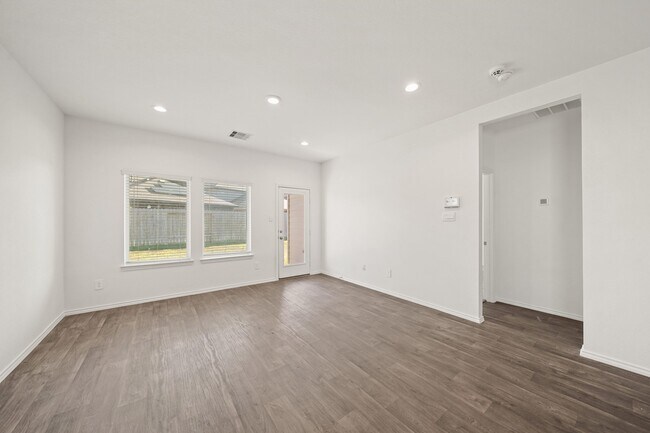 Building Photo - 2406 Silver Pr Ln