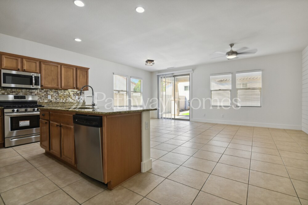 Building Photo - 20996 W White Rock Rd