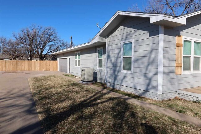 Building Photo - 707 N Foley St