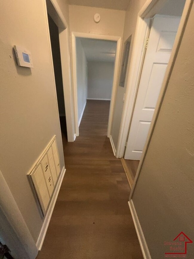 Building Photo - 712 Bronson St