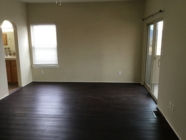 Building Photo - 709 Loma Pinon Loop NE