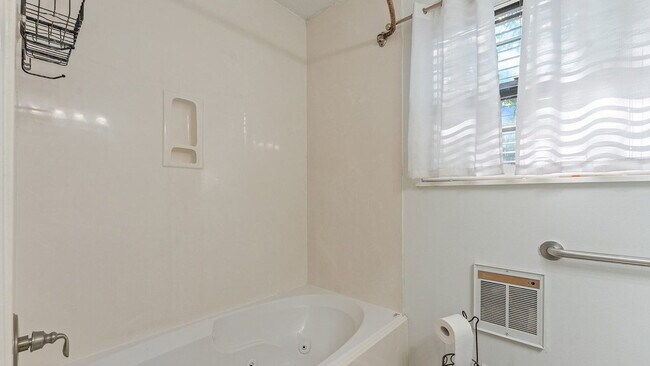 Building Photo - 5-Bedroom Cottage Near U of A