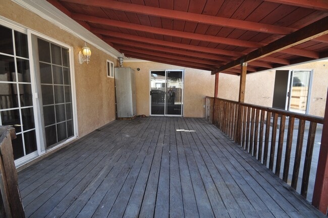 Building Photo - 8BD/4BA on Rockford! Great Yard!