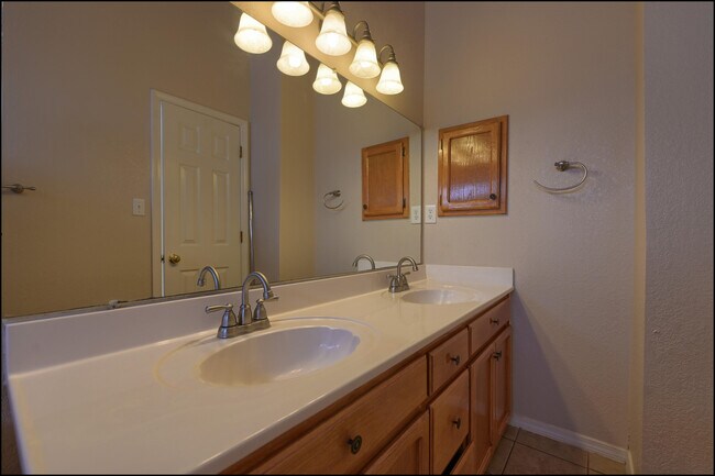 Building Photo - 7456 Luz De Lumbre Ave