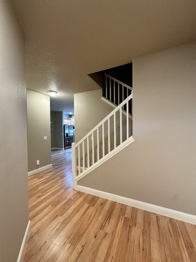 Building Photo - Beautiful 3-Bedroom Townhome in Hidden Glen