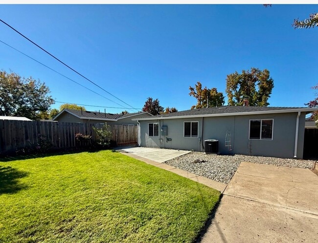 Building Photo - Charming 3 Bedroom, 1 Bath home in the Cam...