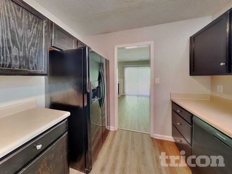 Building Photo - 4409 Woodlawn Dr