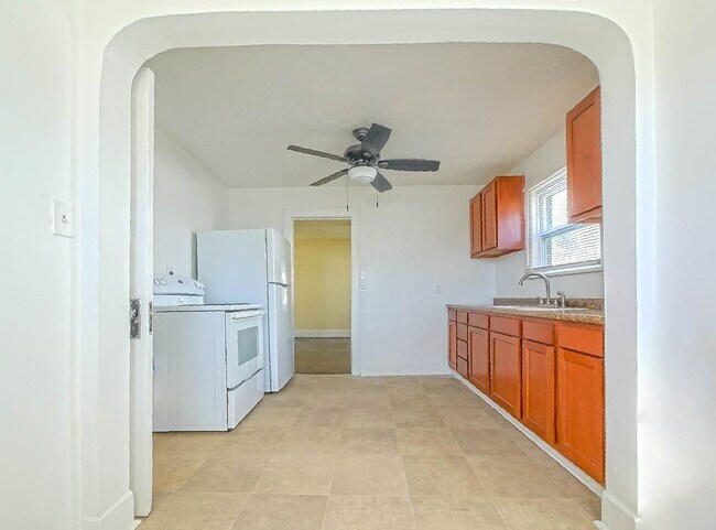 Building Photo - GREAT HOUSE ON BEAUTIFUL STREET GOODYEAR HEIGHTS