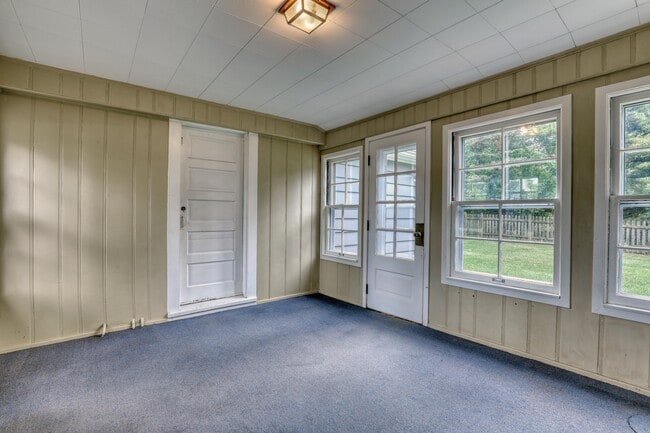 Building Photo - 645 Hi View Ct