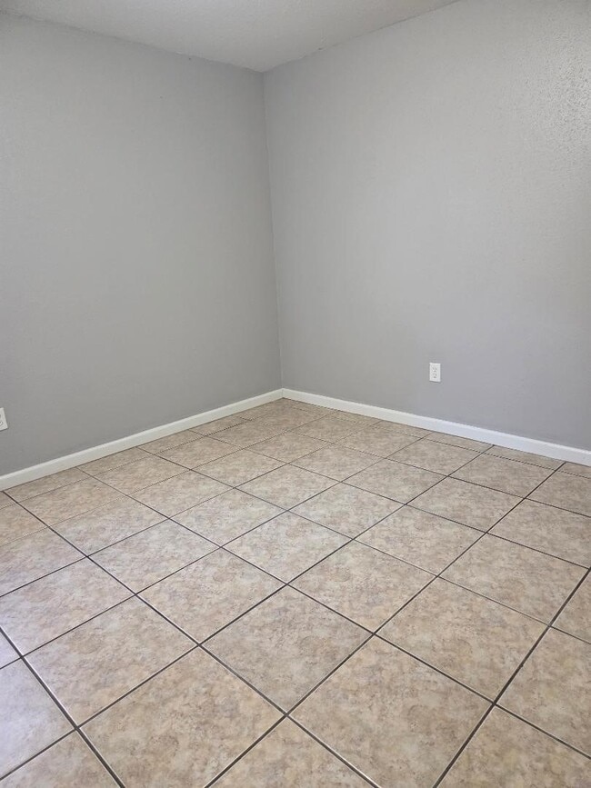 Building Photo - 2000 Bahama Dr