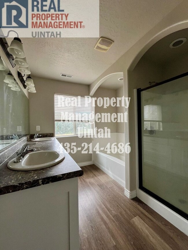 Building Photo - 3 bed 2.5 bath townhome in Fox Run