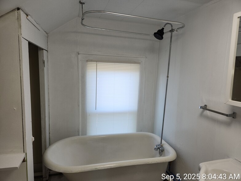 Building Photo - 416 1/2 3rd st NW