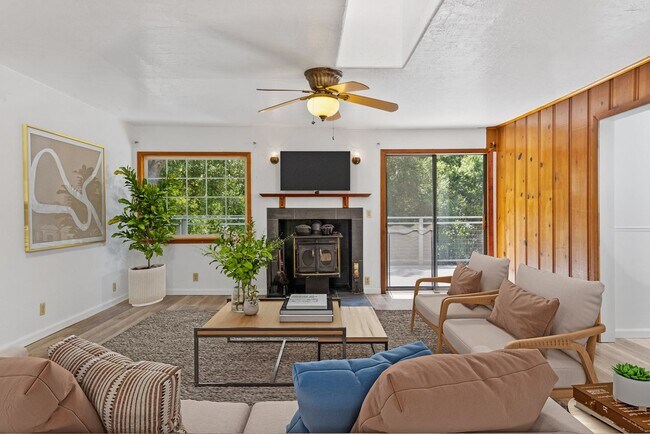 Building Photo - 475 Riverview Dr