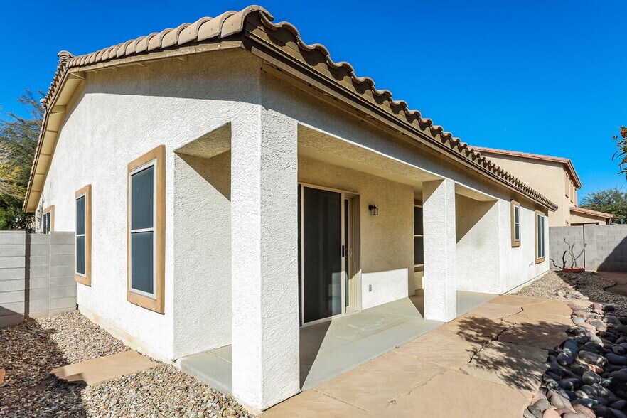 Building Photo - 2541 S De Soto Rd