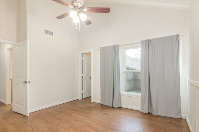 Building Photo - 910 Fleetwood Pl Dr
