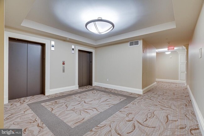 Building Photo - 8220 Crestwood Heights Dr