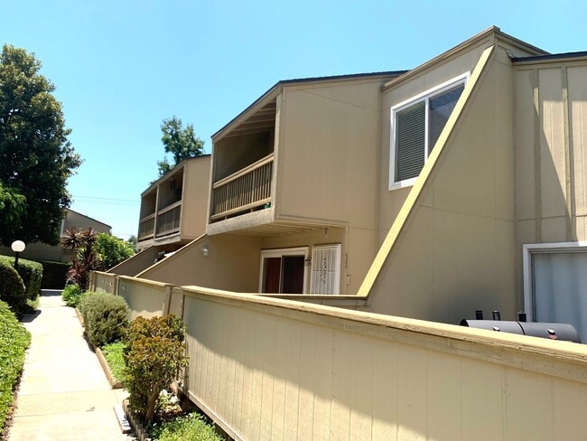 Building Photo - 3 Bedroom Townhome for Lease in Highly Des...
