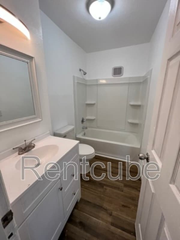 Building Photo - 915 Pleasant St