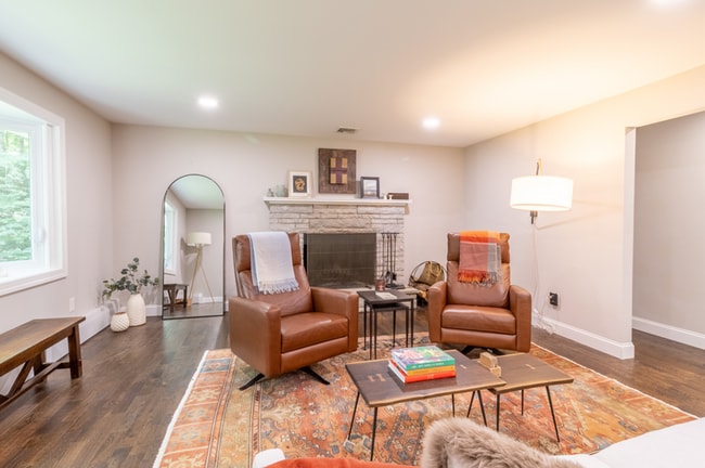 Building Photo - Spacious 4-Bedroom Home with In-Law Suite
