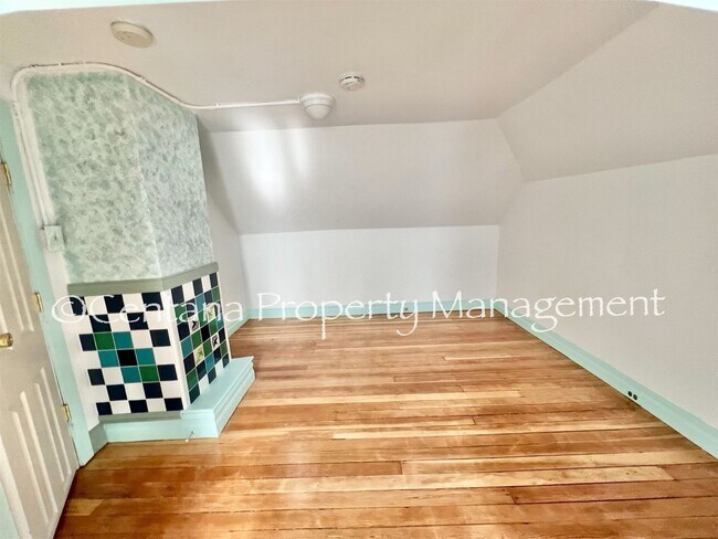 Building Photo - Historic home centrally located and beauti...