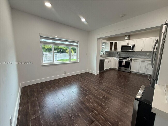 Building Photo - 5530 SW 96th Ave