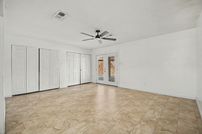 Building Photo - 2121 Hickory Ln