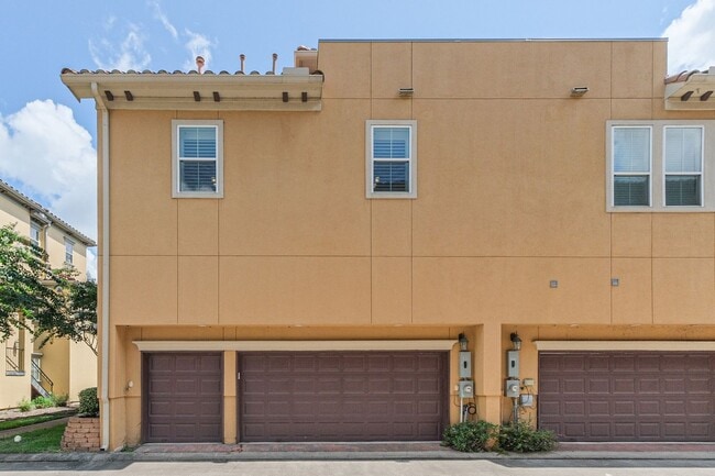 Building Photo - Furnished 3BR 3 Story Townhome