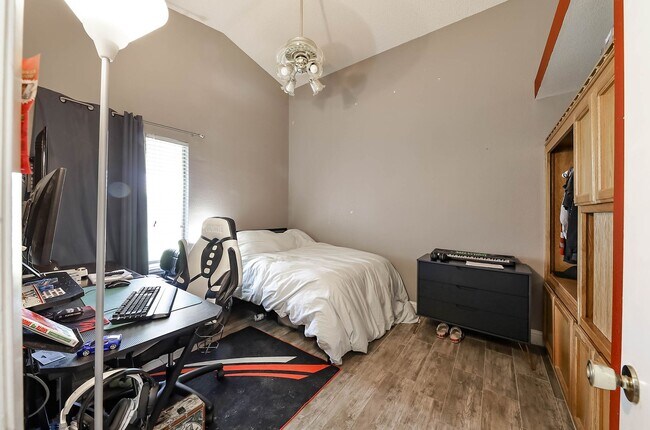 Building Photo - 3 Bedrooms with an office in Southwest Bakersfield!!
