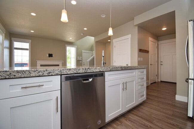 Building Photo - Charming 4 bed Sandy Home, with HOA in Fantastic Location!!!