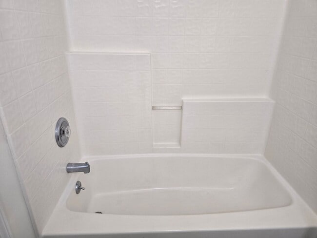 Building Photo - Townhome