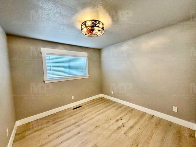 Building Photo - 724 Ponderosa Dr