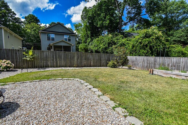 Building Photo - 3 Bedroom 3 Bathroom in Haymount! Pets okay