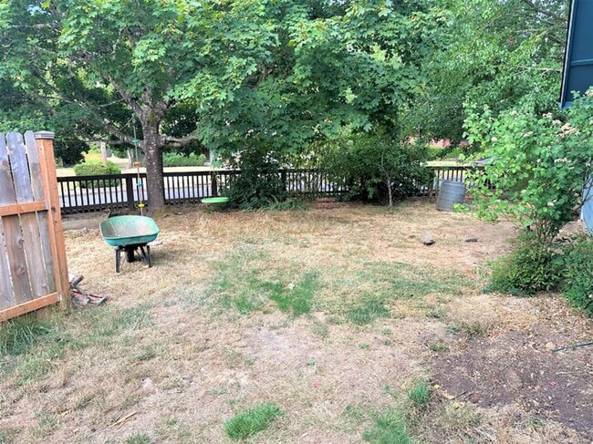 Building Photo - Cute home on Quiet Street 4bed/2bath