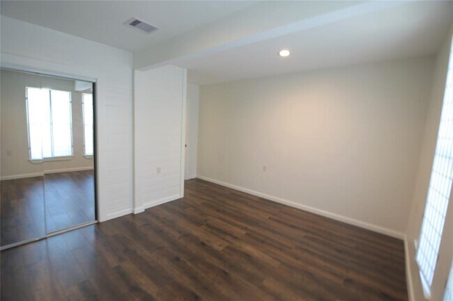 Building Photo - 5307 Pine Ave