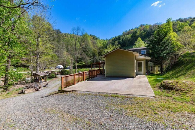 Building Photo - 9228 Big Laurel Rd