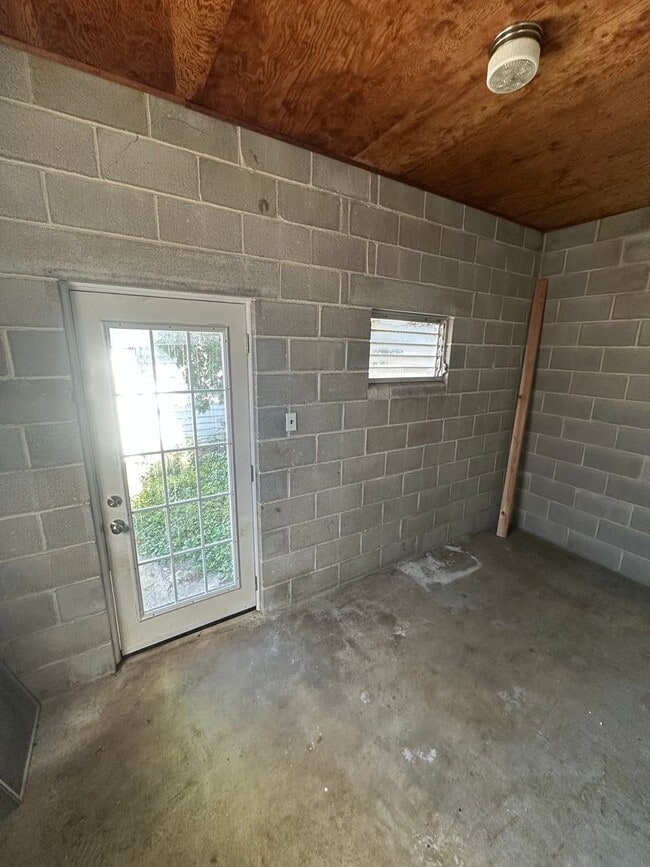 Building Photo - 1047 W Poplar St