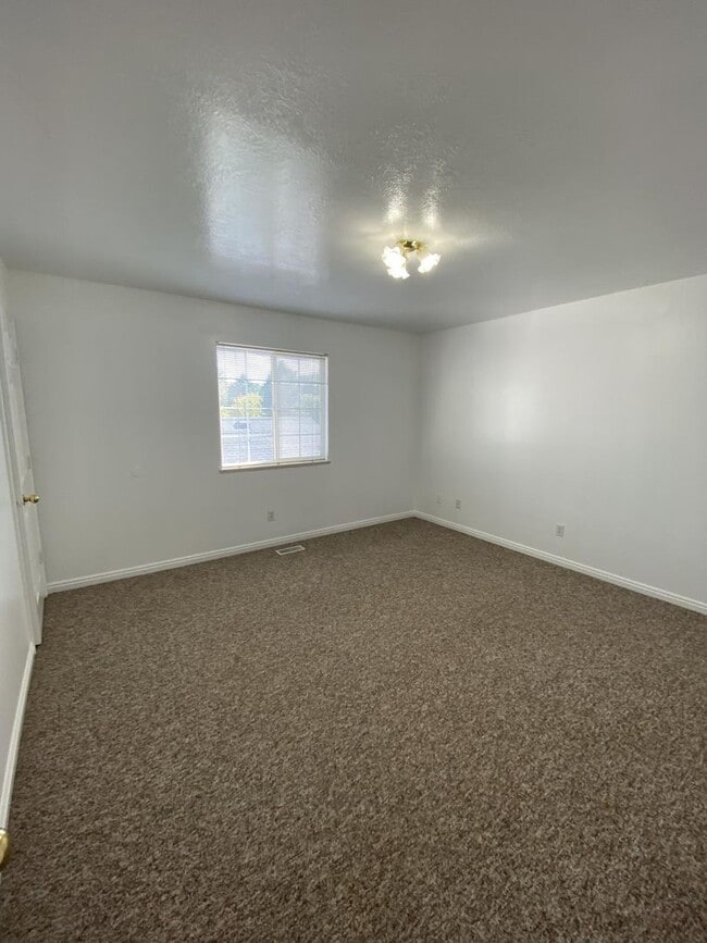 Building Photo - 1556 Talon Dr
