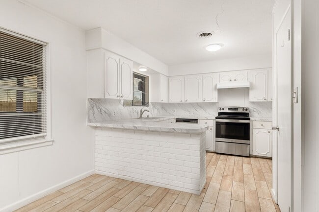 Building Photo - Spacious 3 bedroom, 2 bathroom home in the...