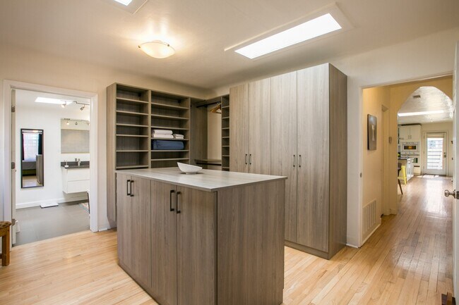 Building Photo - 610 Carlisle Blvd SE