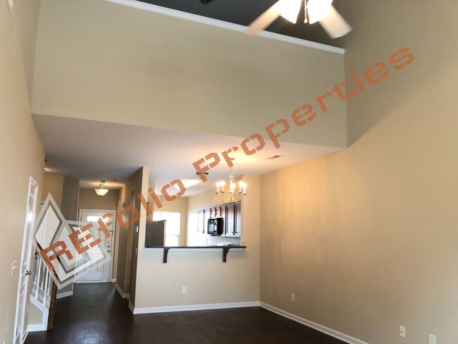 Building Photo - Great Location! 3 Bedroom 2.5 Bathroom 1 C...