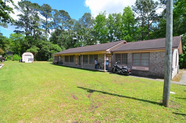 Building Photo - 8836 Deerwood Dr