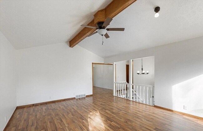 Building Photo - Cozy elegance meets modern convenience in ...