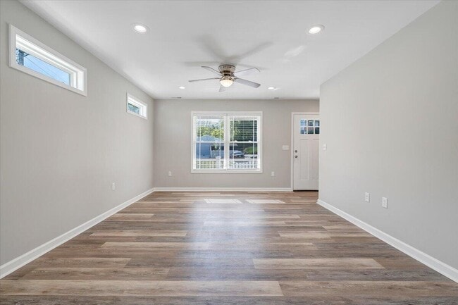 Building Photo - 1702 Baldwin Ave NE