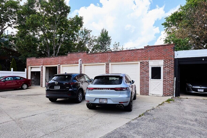 Building Photo - 870 E 4th St