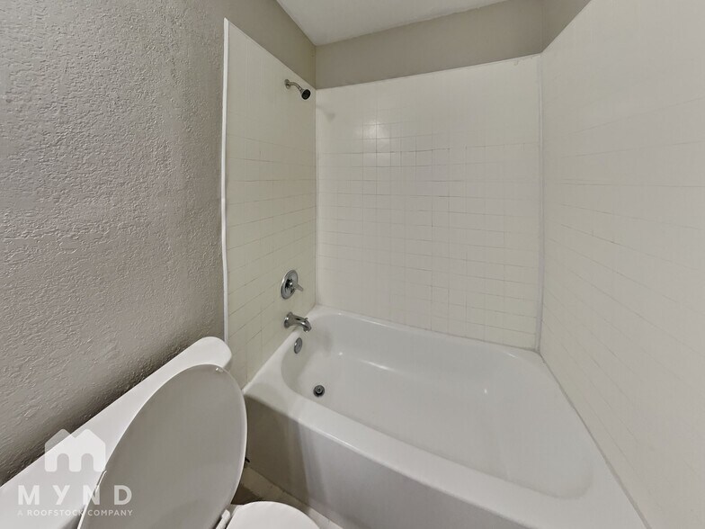 Building Photo - 421 Pin Oak Ln